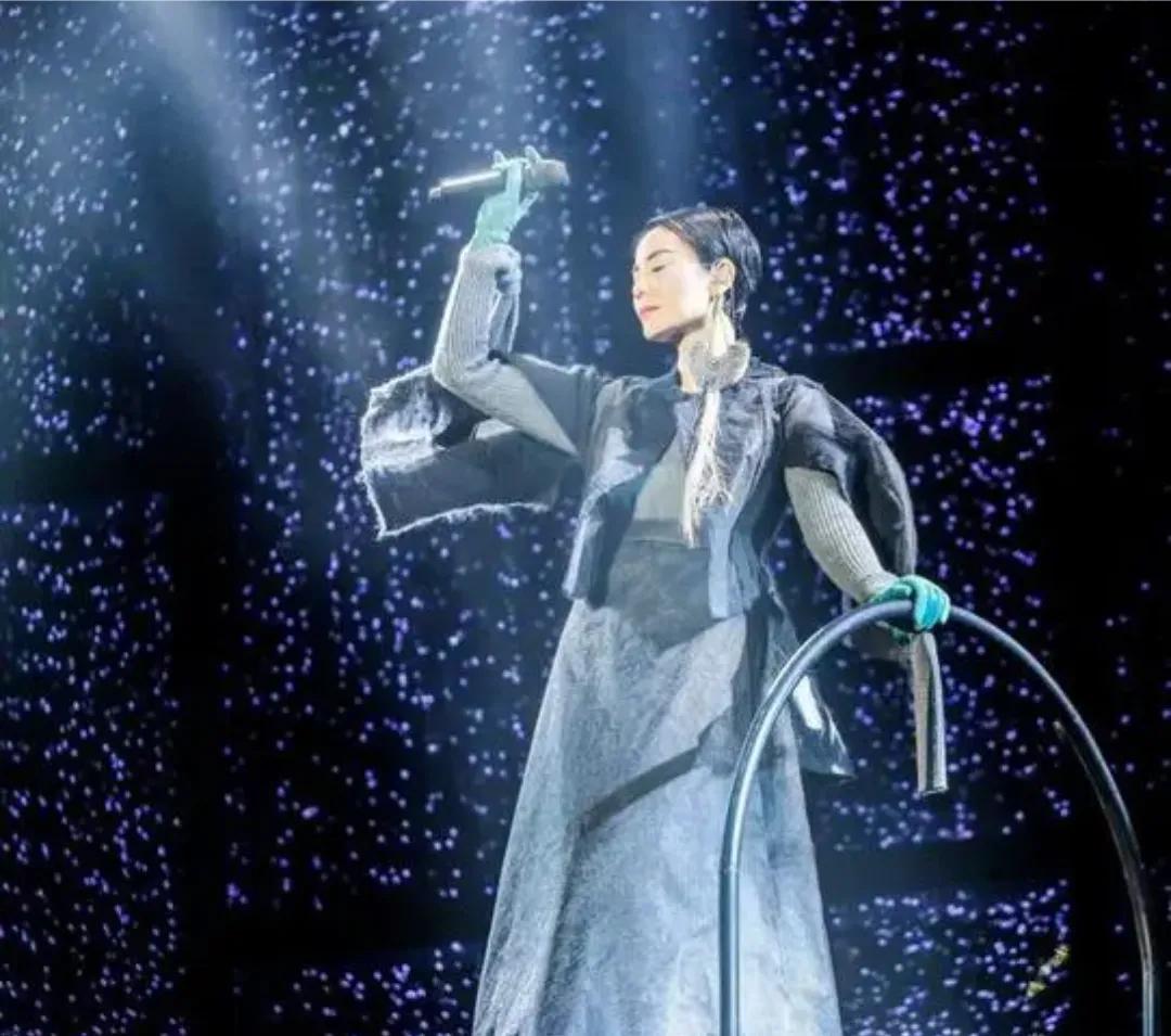 细数天后王菲昔日演唱会中的十大经典造型(图)