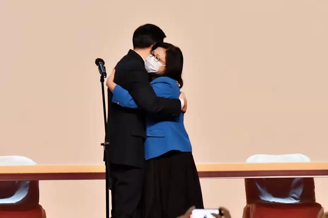 99%支持率！李家超高票當選后，與太太緊緊相擁......