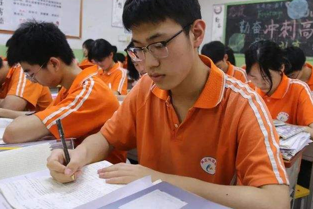 我国高中百强榜更新，湖南表现十分亮眼，华师一附中一举夺冠