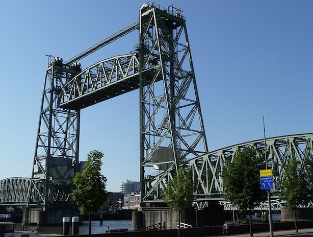 真·钞能力！贝索斯造豪华游艇，荷兰为他拆掉百年大桥让船通行