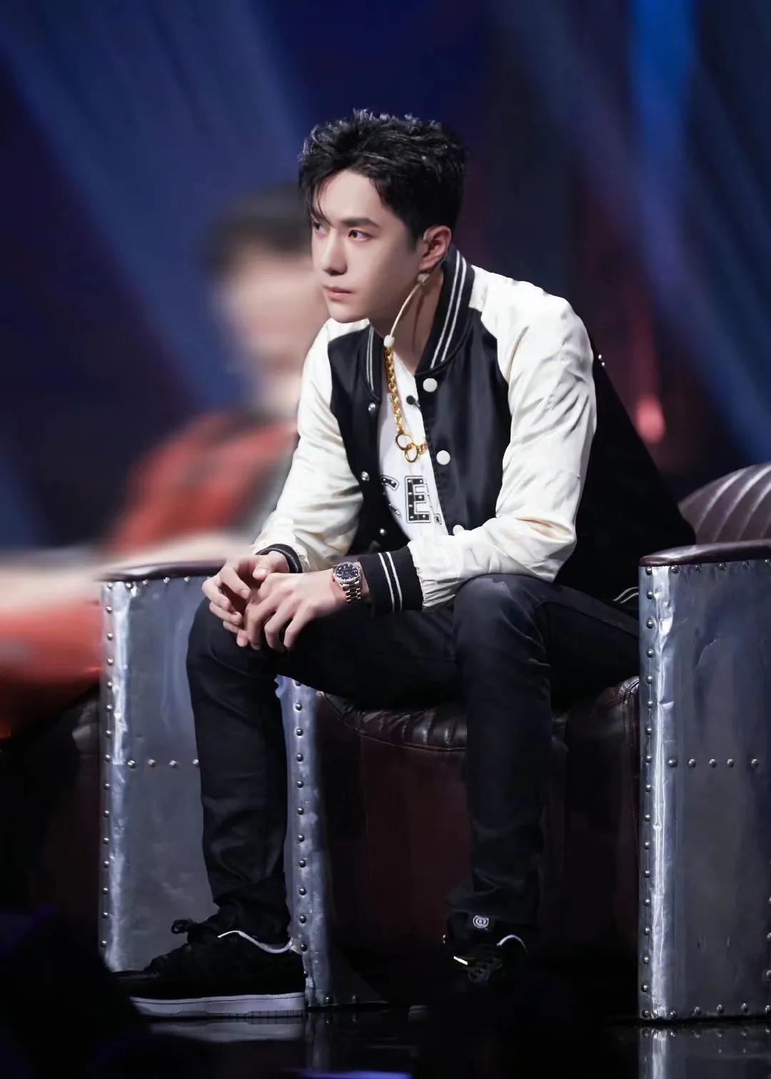 王一博坐姿合集