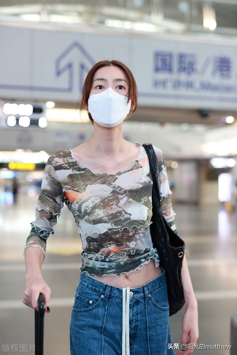刘雯印花七分袖搭牛仔裤现身机场，自拿行李匆忙赶行程