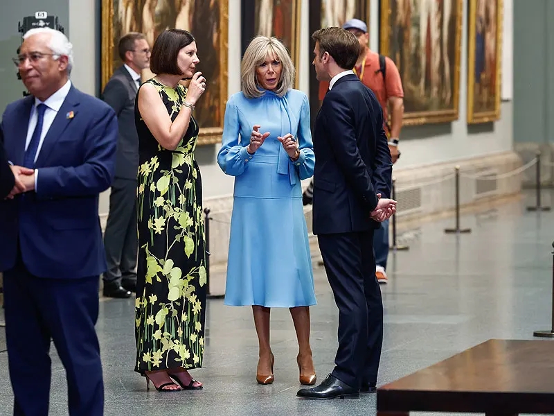 布里吉特整容也难挡皱纹了！穿长裙亮相扮嫩，和马克龙尽显母子感