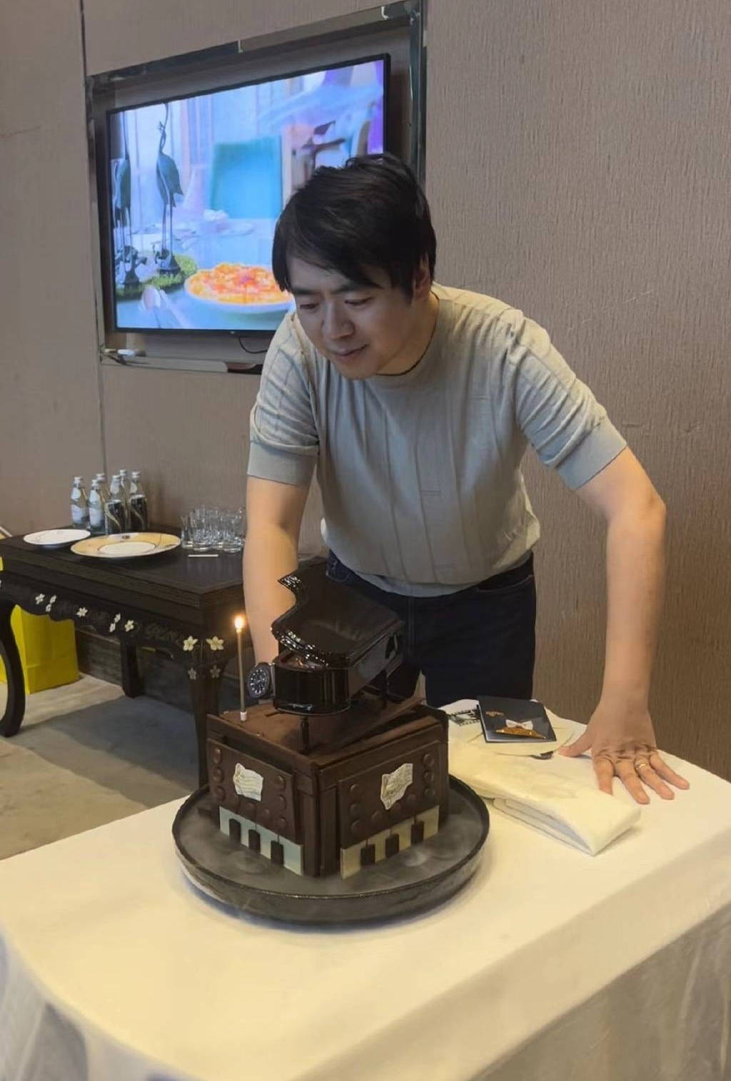郎朗晒一家三口合照为自己庆生 发文感谢大家祝福