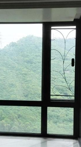他家住8楼，最近因为「装修」房子跟领居闹掰了....