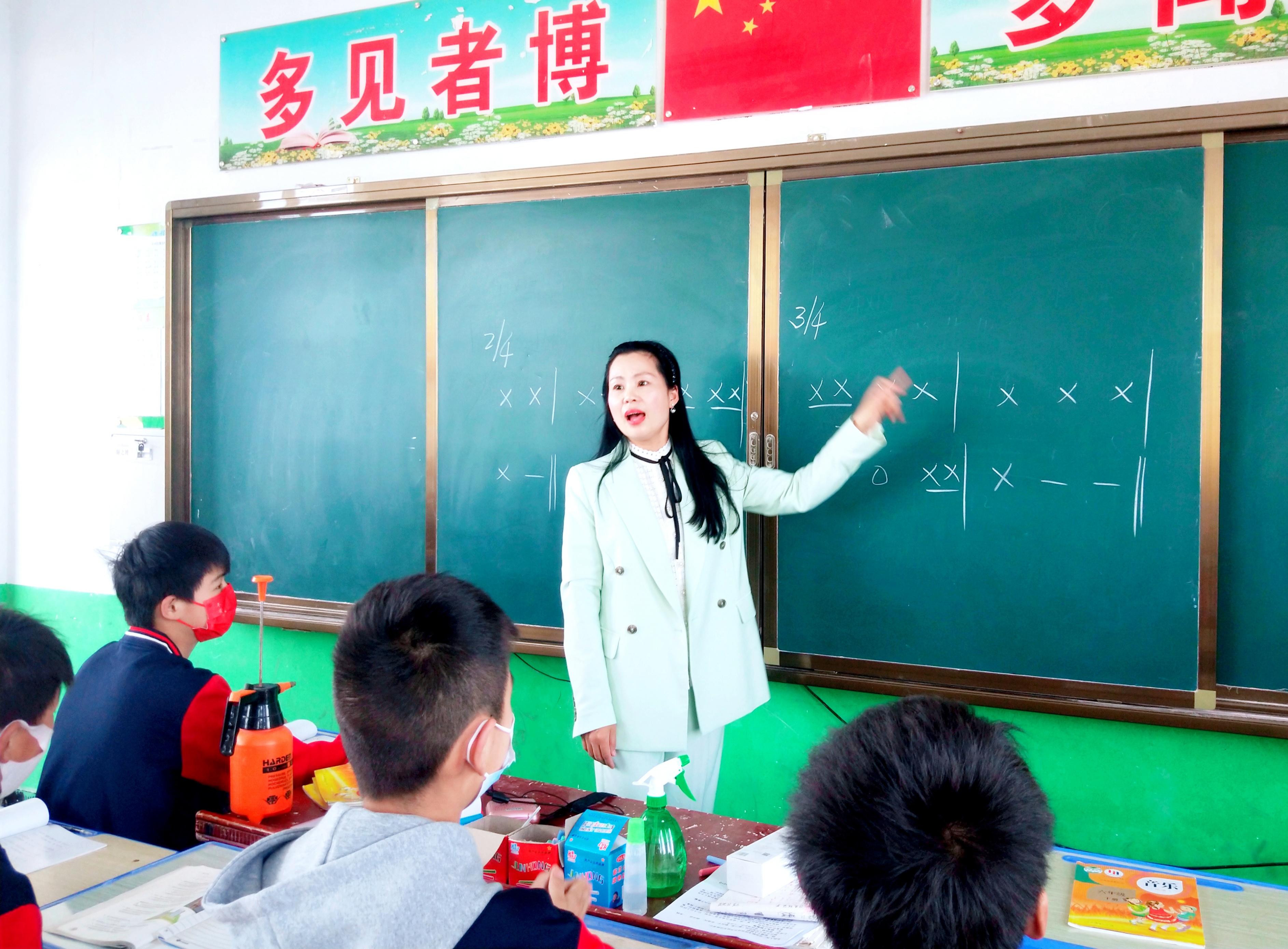 河南泌陽(yáng)：中小學(xué)全面復(fù)課現(xiàn)場(chǎng)