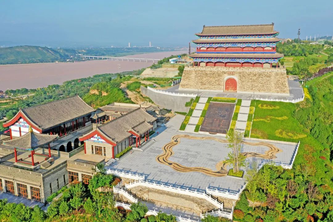 黄河流经潼关县境18公里,由北向南在此急转向东,形成"天下黄河第一湾"