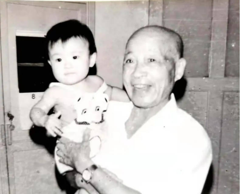 2003年，著名数学家苏步青在上海逝世，身上装着一张日本女士照片