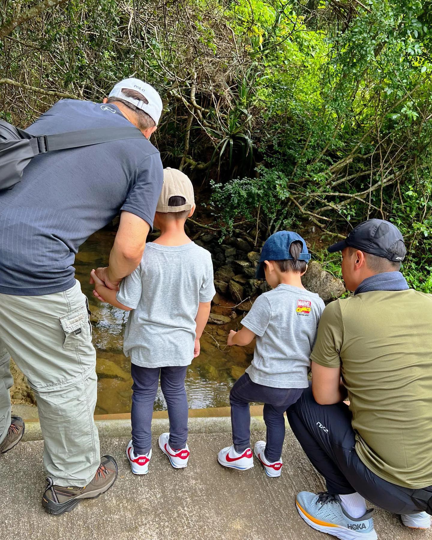 胡杏儿老公晒祖孙三代出游照，一手拎一儿子当健身，大展爸爸力