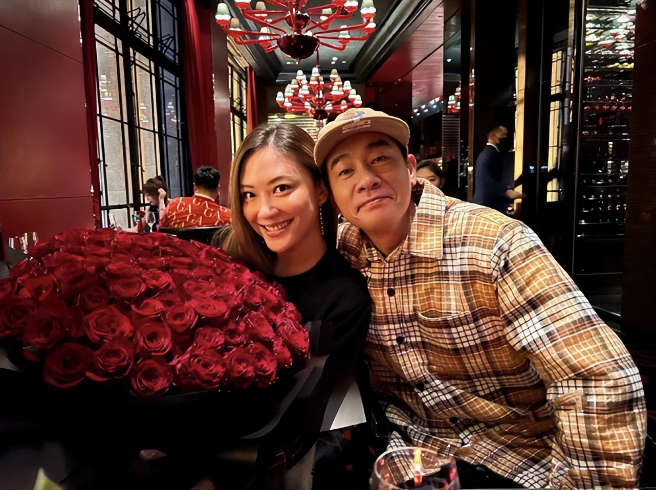 陈小春晒俩儿子萌态，二宝留长发扎揪揪打扮像女孩，长相遗传爸爸