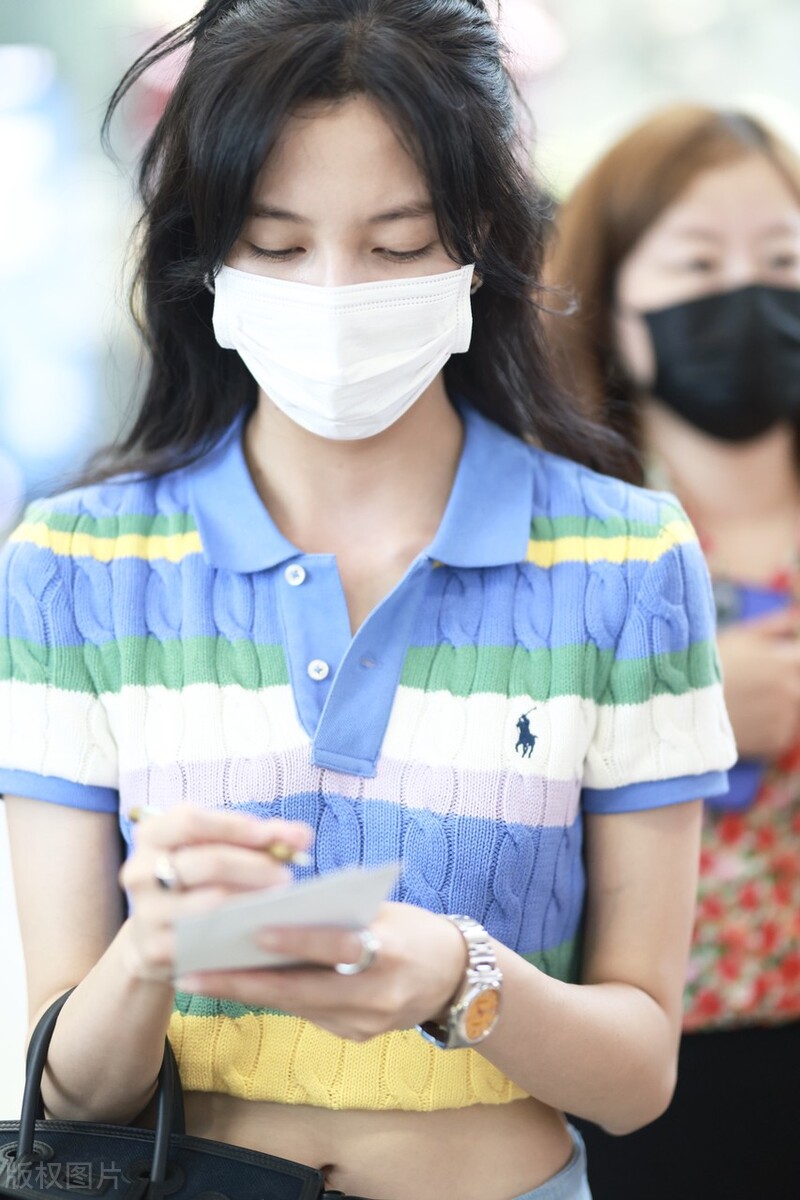 宋妍霏现身北京机场亭亭玉立