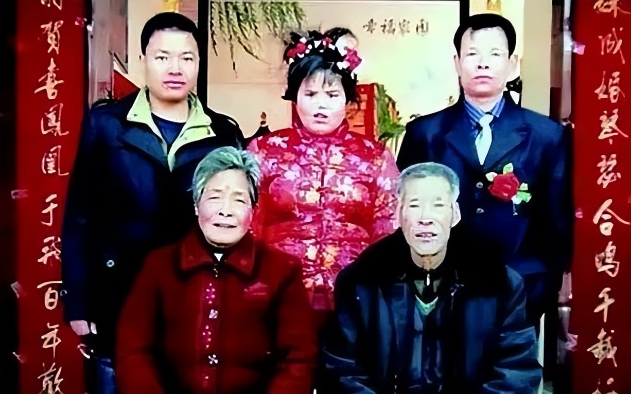 1988年，陕西农妇捡到坑面弃婴，整容变美后嫁给聋哑哥哥报恩