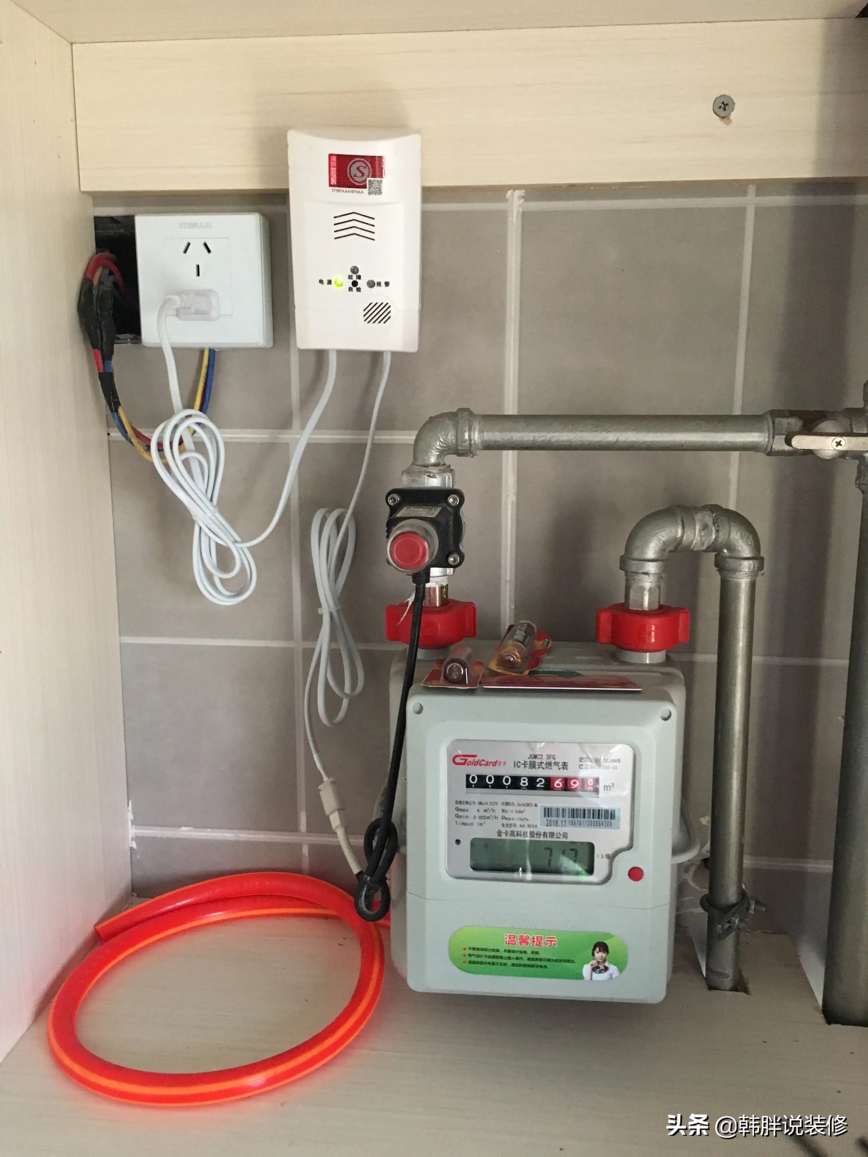 最好在厨房安装燃气报警器