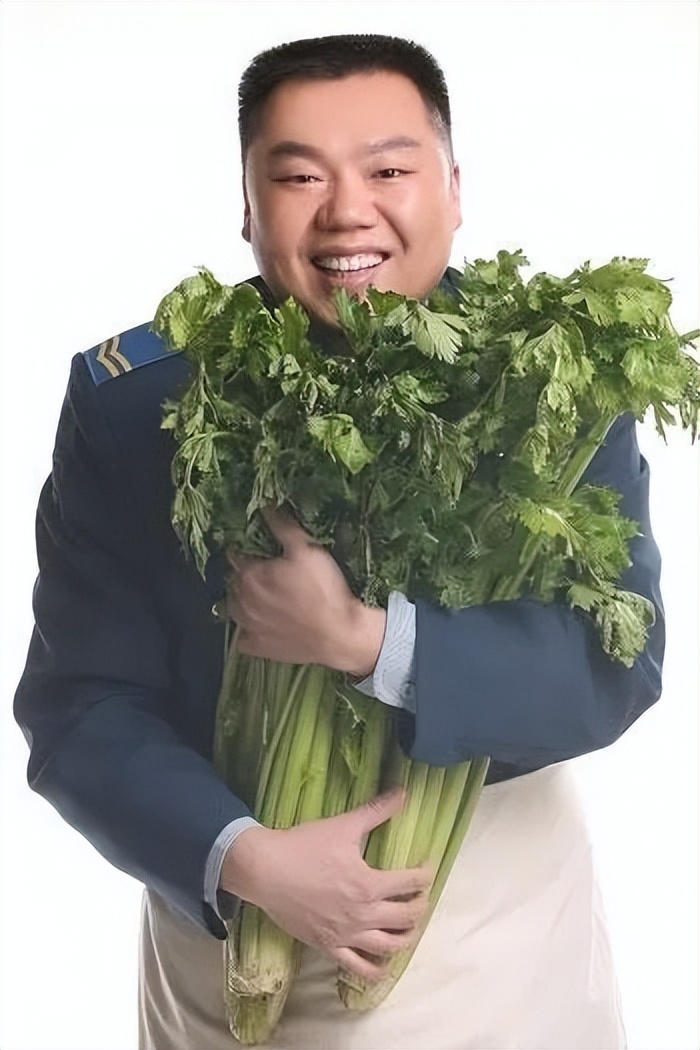 “李大嘴”姜超，相亲20次娶胖妻，38岁才得子，蜗居生活也幸福