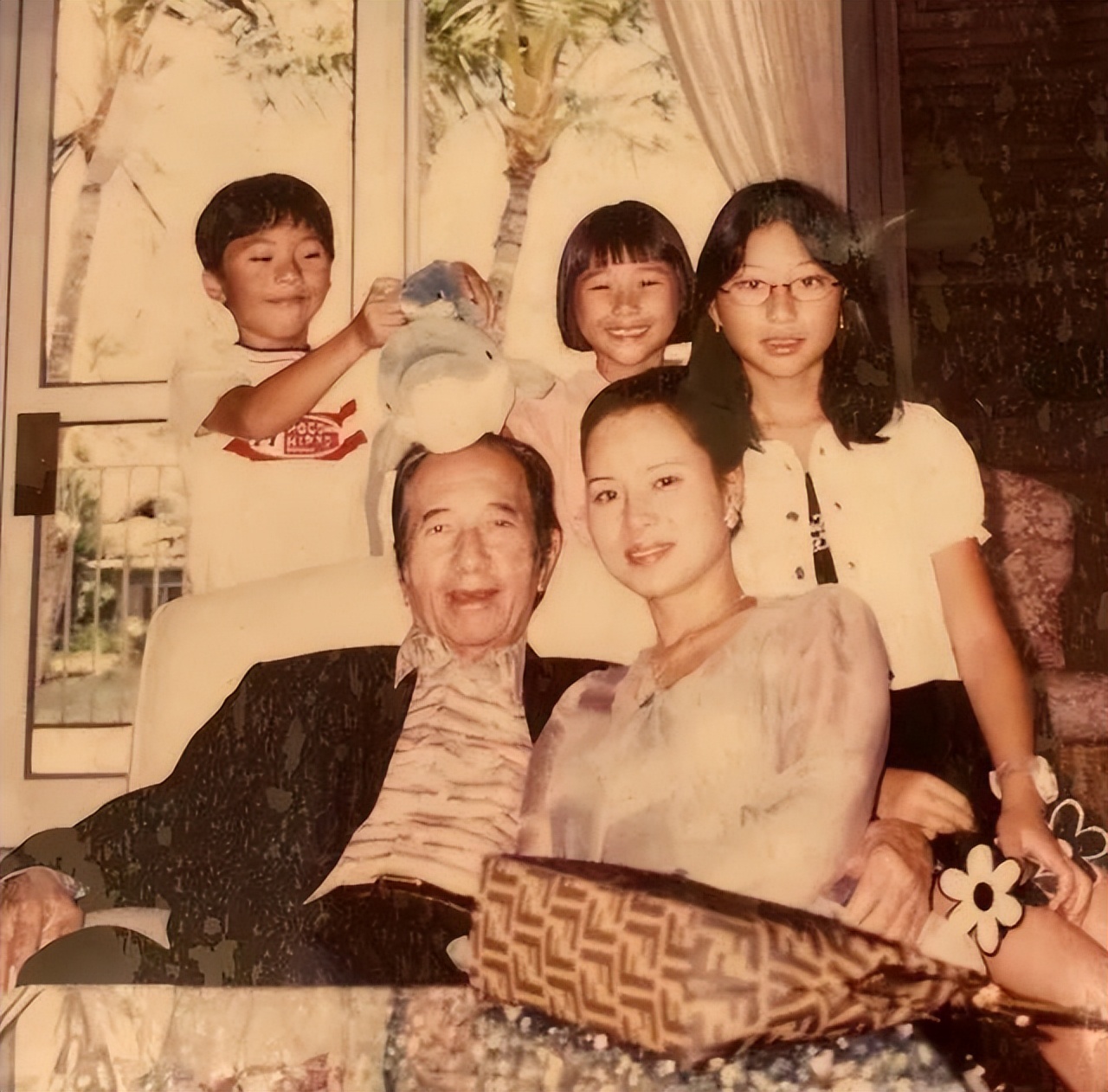 当豪门太太有多难？何超莲透露，母亲陈婉珍曾压力大导致患抑郁症