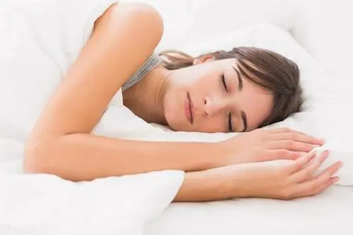 左側睡傷心、右側睡傷肝、仰著睡還呼吸不暢？ 到底怎麼睡最好？