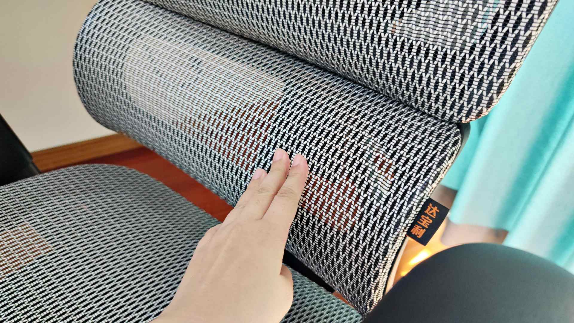 是不是出色的人体工学椅，坐坐才知道