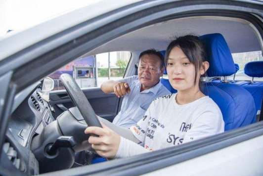 大学生放假前后反差走红，阳光男神回家抓猪，反差之大笑翻网友