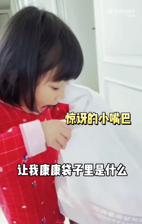 王祖蓝晒俩女儿萌态，天韵和妹妹分享冰墩墩，可爱懂事越长越漂亮