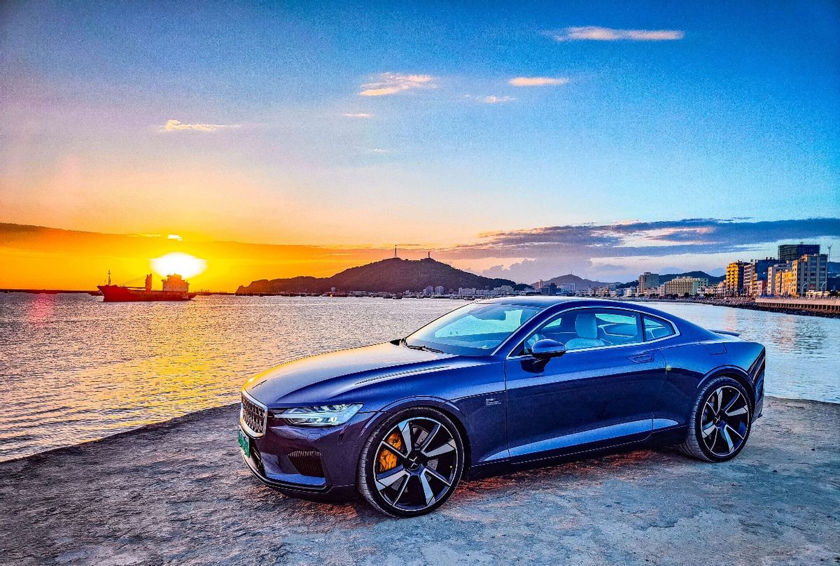 品味藝術品，置身碧海藍天試駕極星1