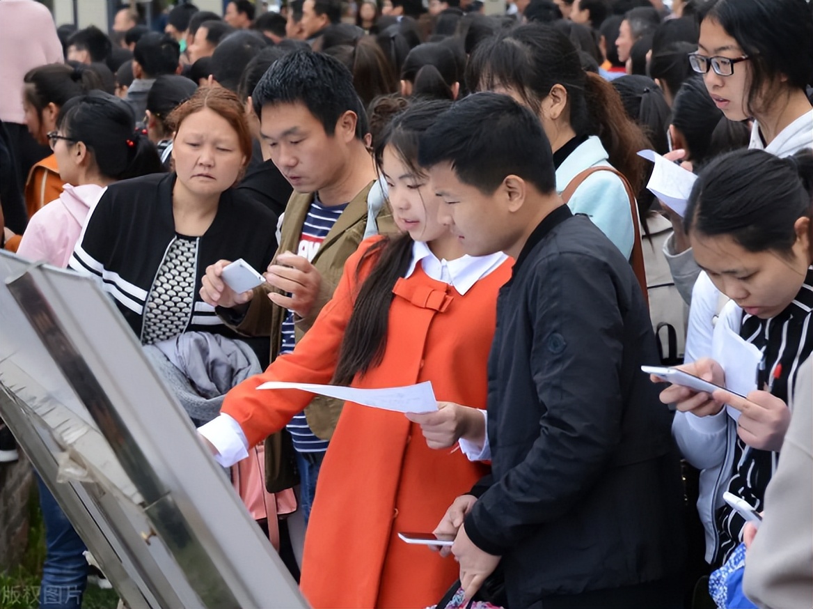 这所大学很豪横，校内建有37个食堂5个地铁站，是干饭学生的天堂