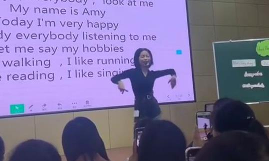 中学女老师课上跳网红热舞，学生反响热烈，家长却质疑别有用心