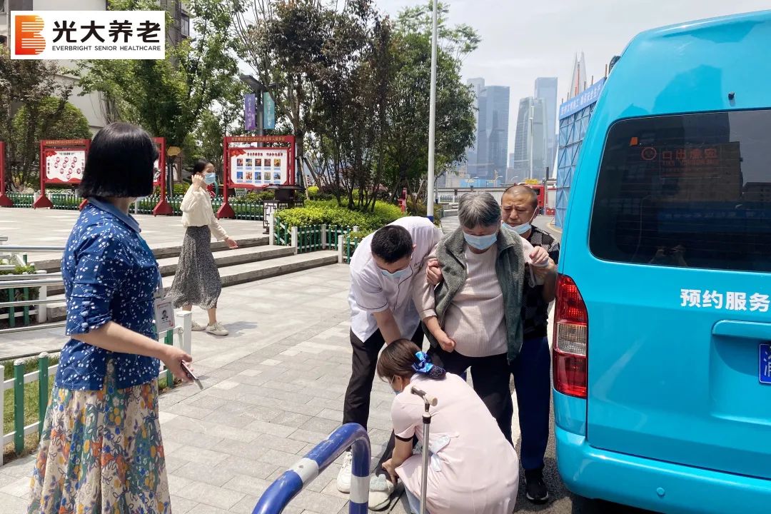 突发事件，水管爆裂长者忧；多方协作，紧急转移长者安