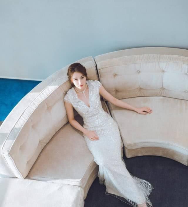 从普通销售员到收视女王，迪丽热巴的背景，远比你想象得复杂