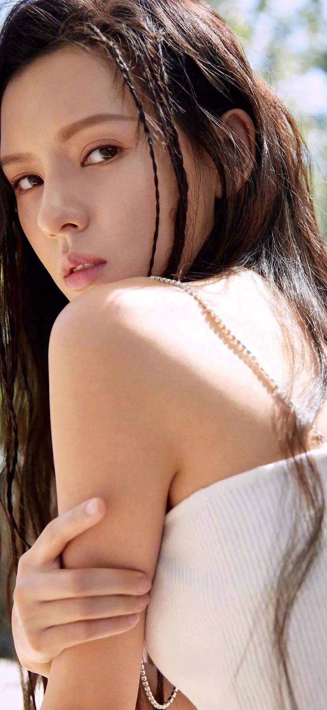 张予曦：清秀俊美，气质优雅，温婉大方，侧颜堪称完美