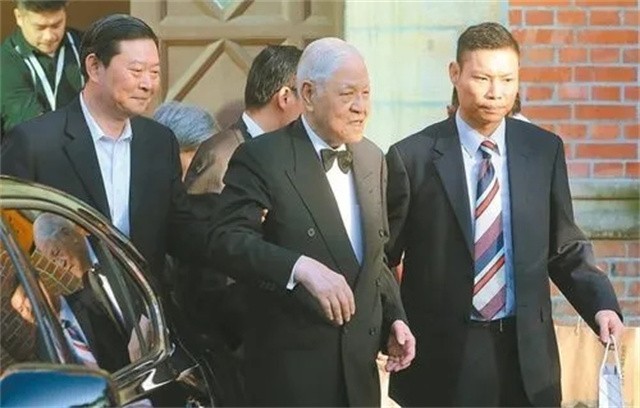 2020年李登辉遗体火化，女子当众泼其肖像油漆：死有余辜