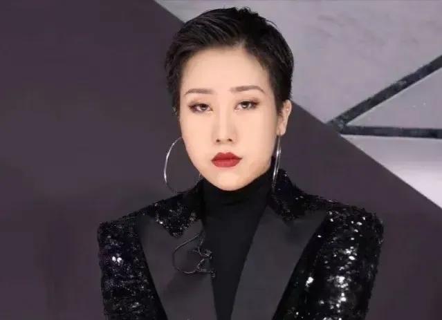 糊咖陆定昊，错过偶像红利，公然指责粉丝不为自己花钱