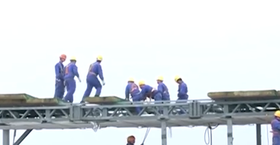 武汉男子从18层楼坠落，不仅没死还行为怪异，医生表示难以置信