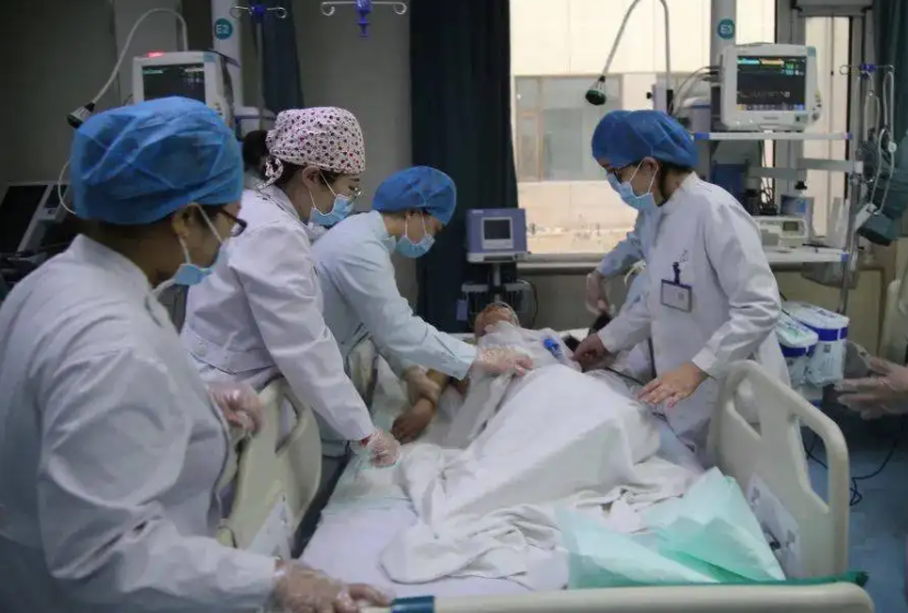 2014年新疆女孩瘫痪失忆，醒来只记得男友，男友不离不弃创造奇迹