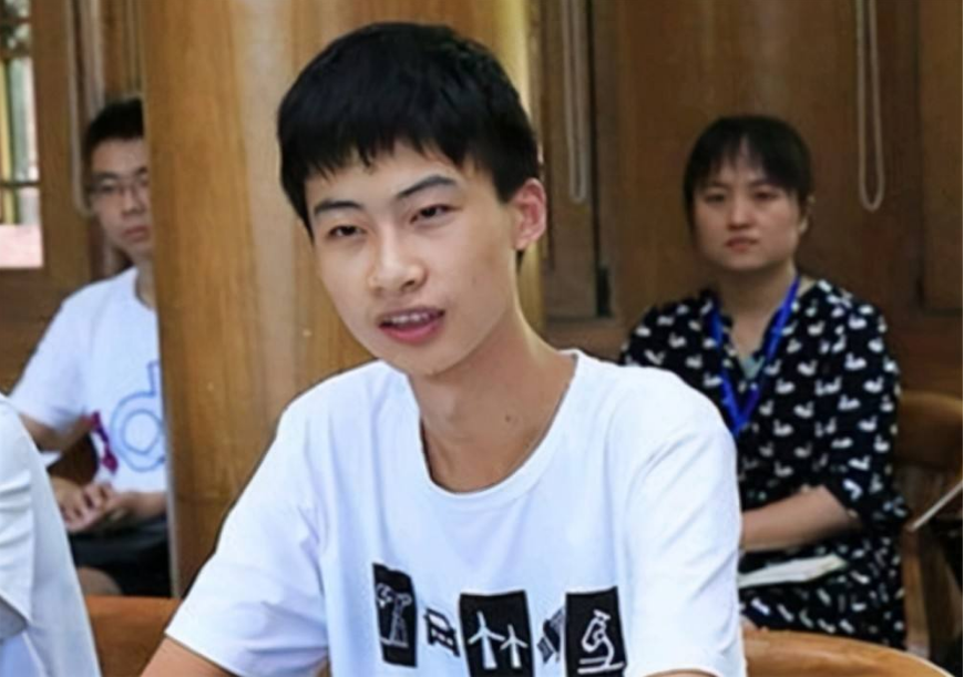 河北男孩逆袭记：9岁捡废品照顾瘫痪母亲，18岁744分考上清华大学