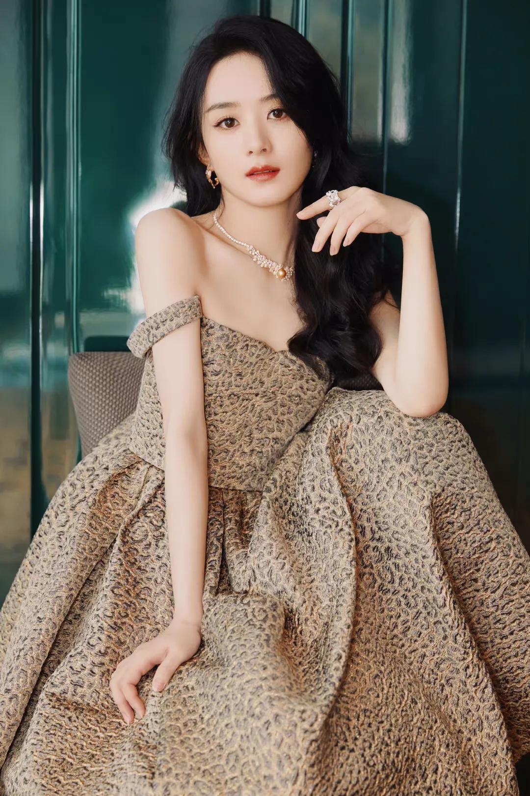 三大顶流的豹纹battle，迪丽热巴休闲惬意，赵丽颖杨幂一言难尽