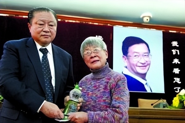 1950年，儿子差两分无缘清华,母亲坚持复查考卷,卷上11字看呆母亲