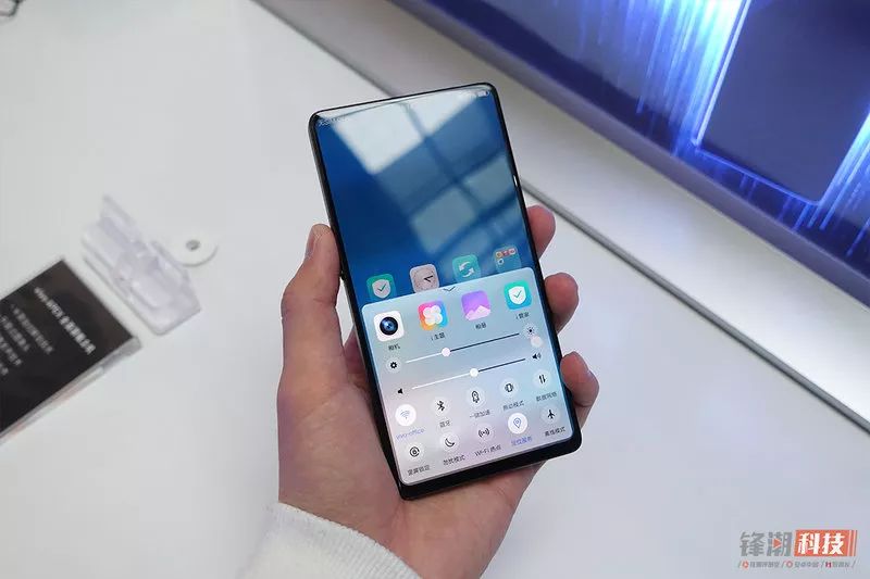 手机里面根本没有这个大块头的容身之地，但是这一次，不太一样了