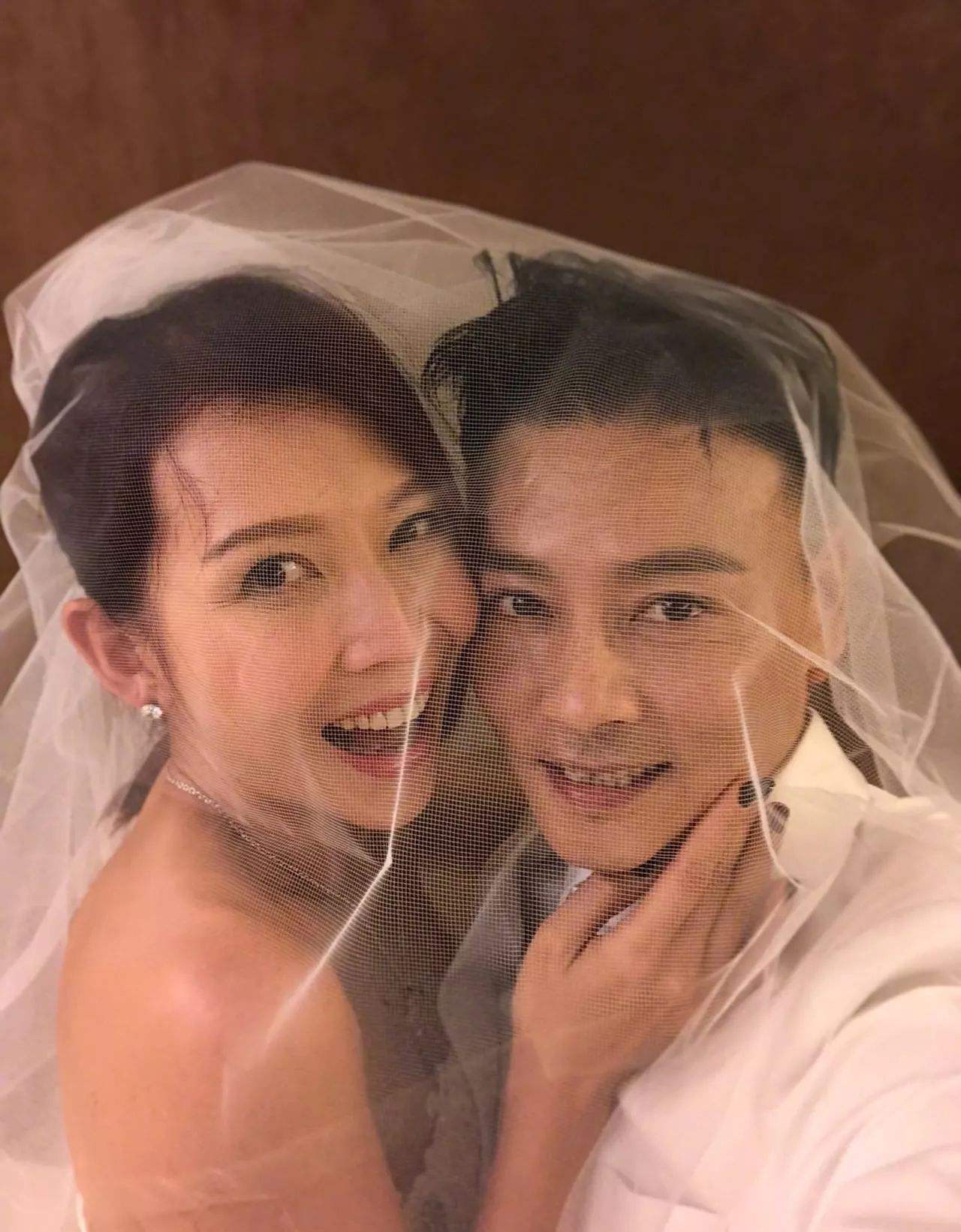 8位嫁到内地的女港星，有的连生三胎幸福美满，有的被婆婆嫌弃