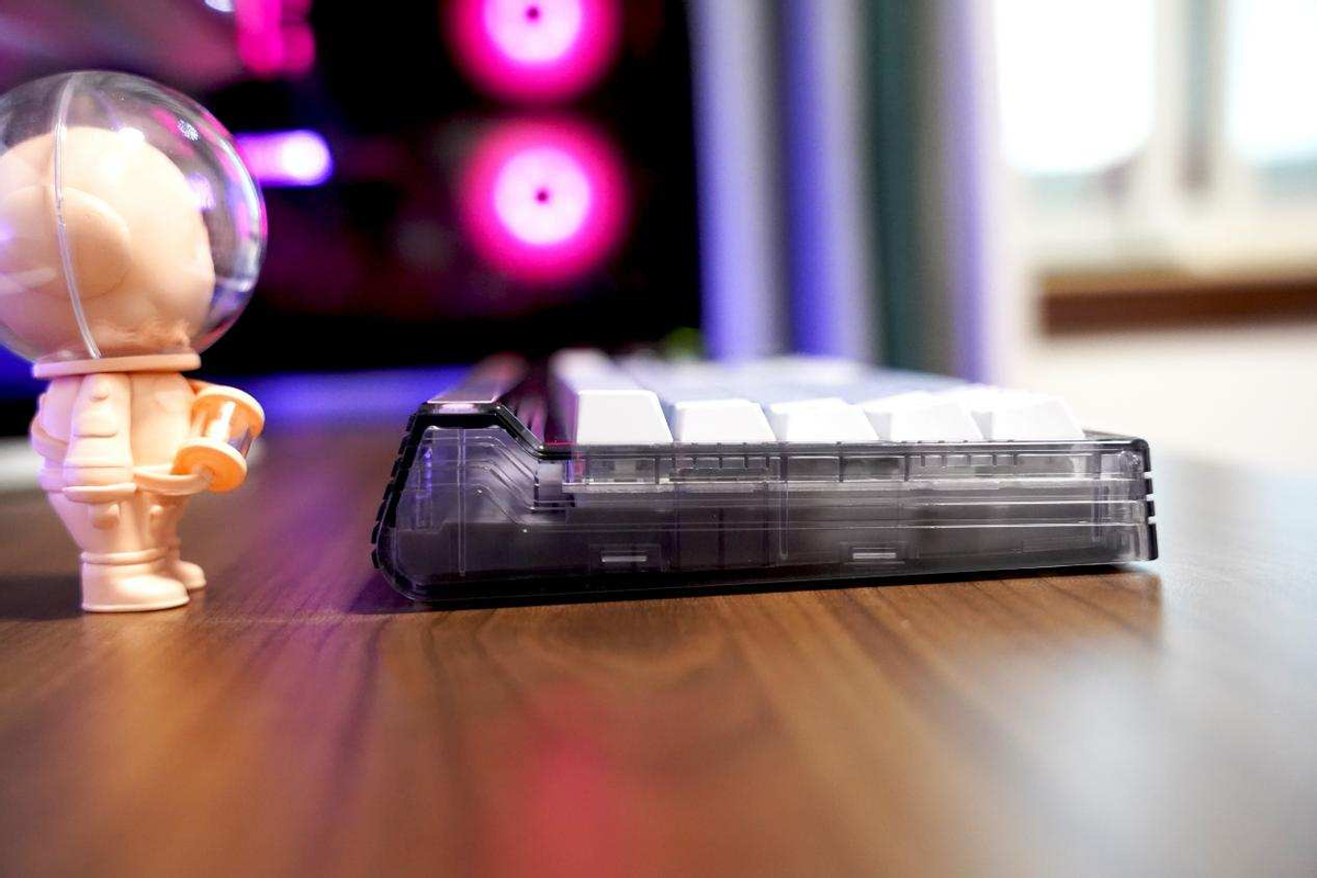 透明设计配合RGB灯效有多好看？新贵GM780三模机械键盘成桌搭新宠