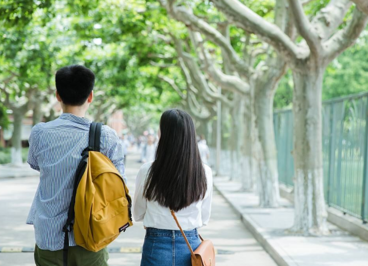 大学女生放假带男友回家，第一天其乐融融，一夜之后却被家长撵走