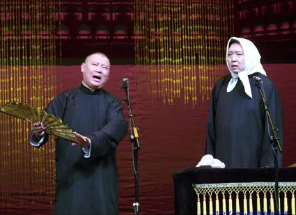 观众破口大骂脏话，郭德纲沉着应对，3句反问让对方羞愧离场