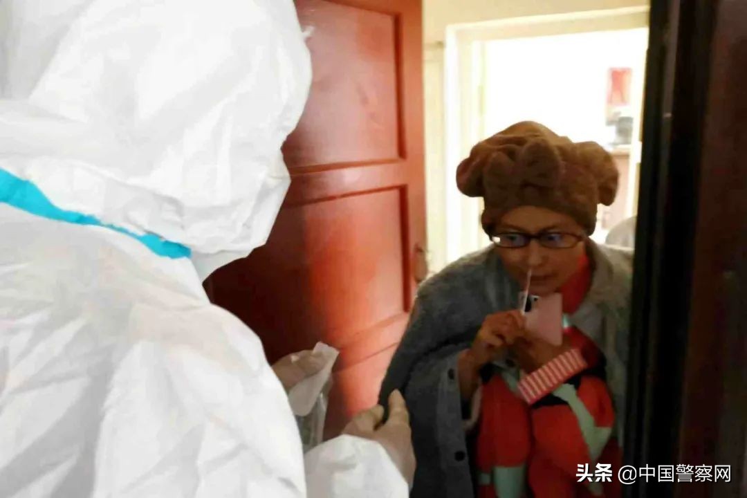 【疫情当前 警察不退】警徽闪耀 情暖“疫”线