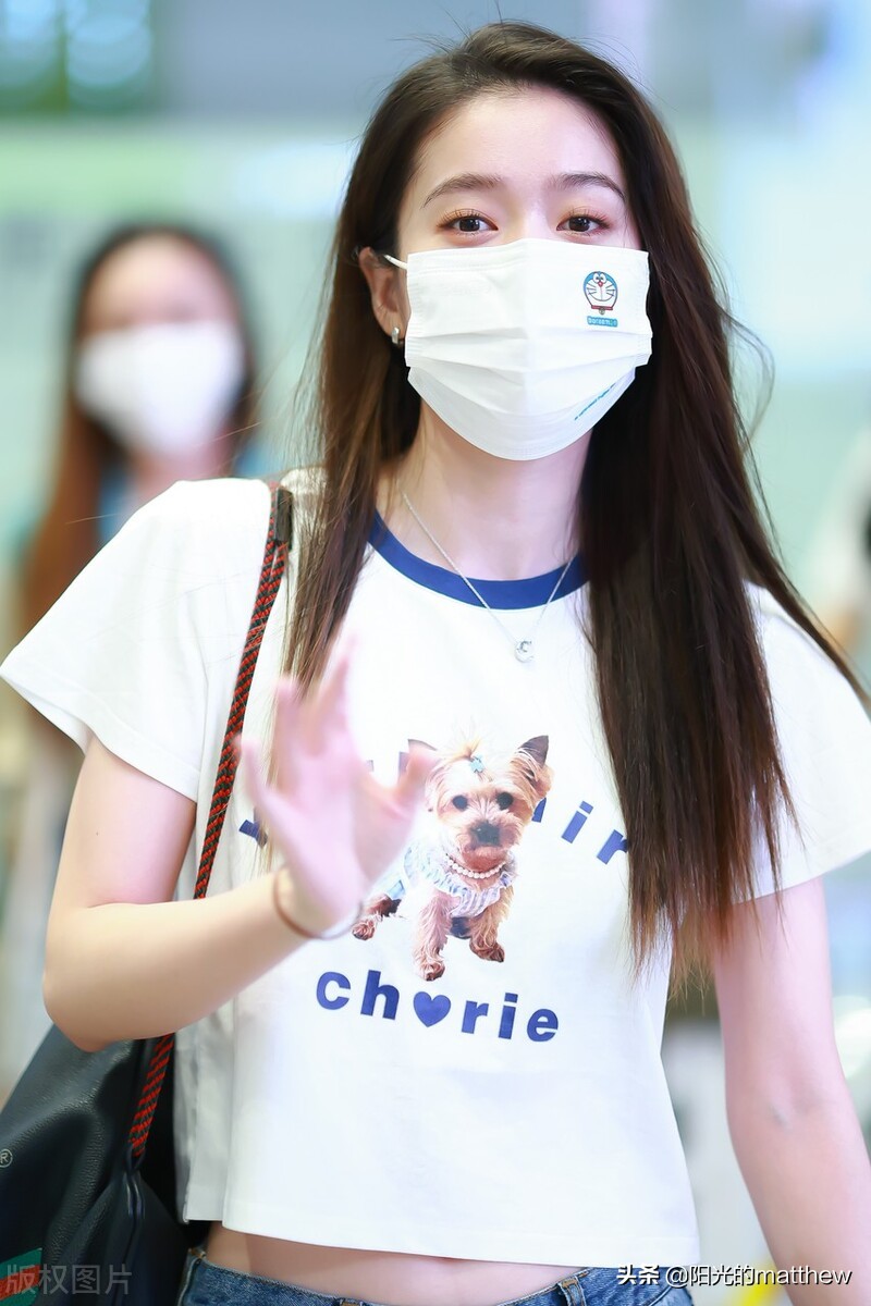 街拍：张雪迎白色卡通露脐T恤+阔腿牛仔裤休闲时髦