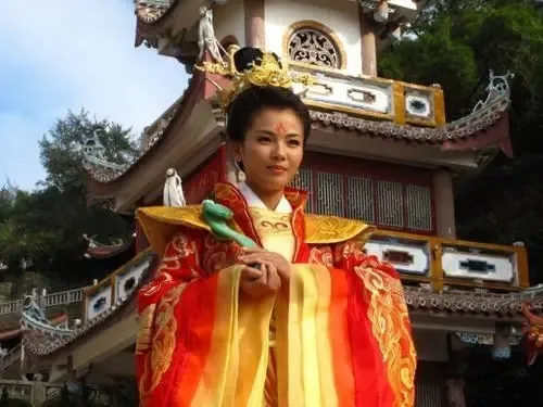 魔幻台湾:在妈祖庙前看钢管舞,在送葬队里看比基尼