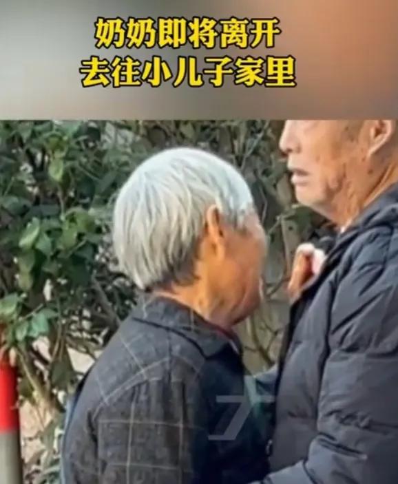 白发苍苍老夫妻无奈相拥泪别，妻子：这次分开怕再也见不到老伴了