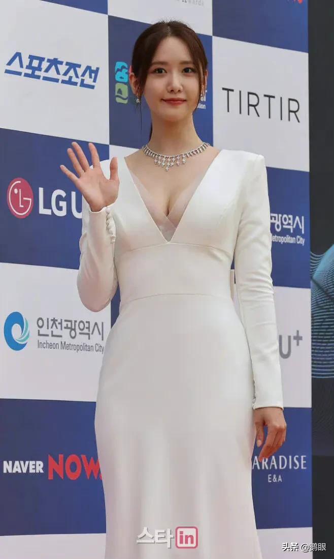 林允儿参加第一届青龙系列剧颁奖红毯造型，太惊艳了