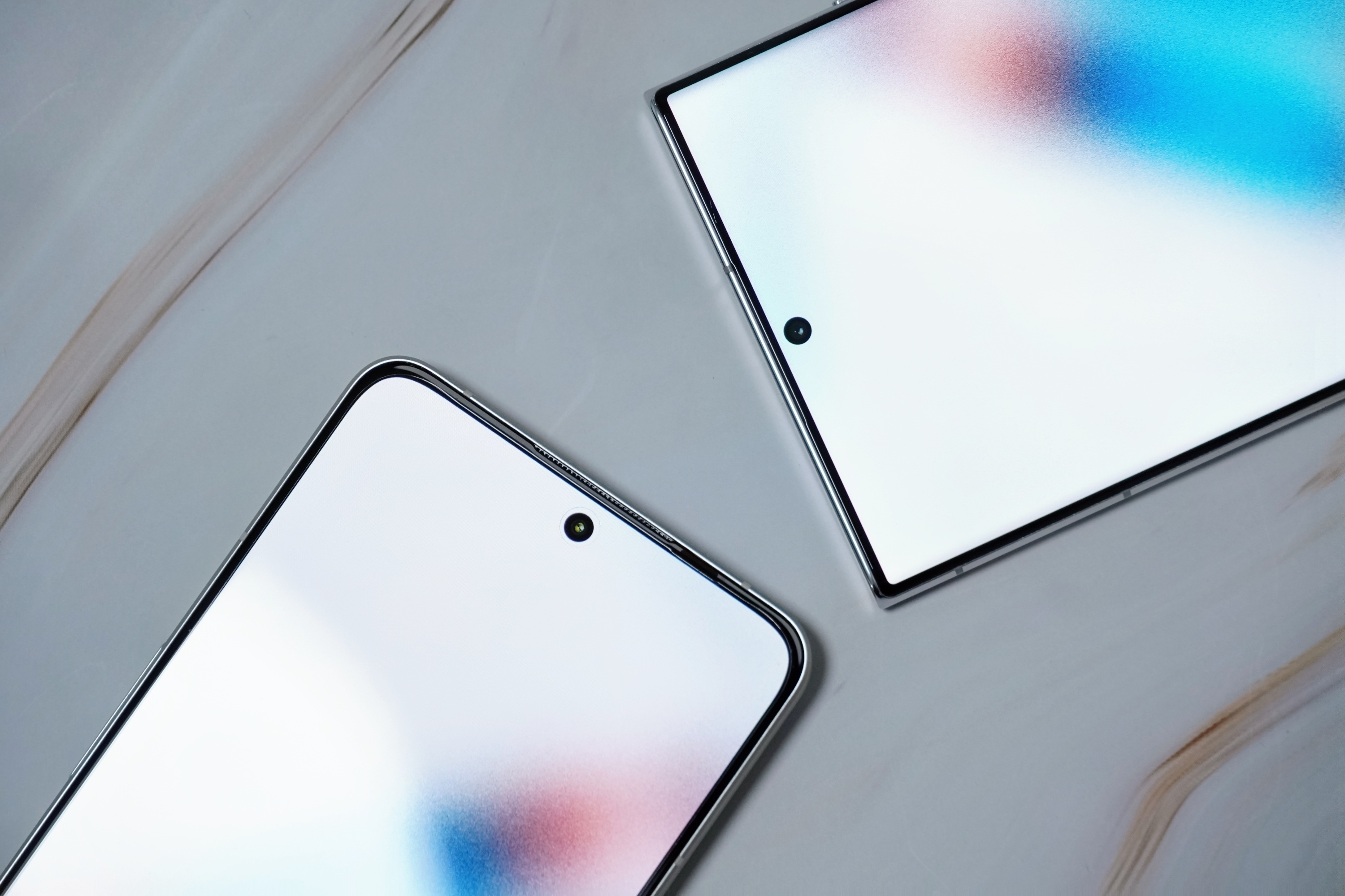 正面都是屏！真我GT2大师探索版超窄边框曝光，金属铆钉“LV”风