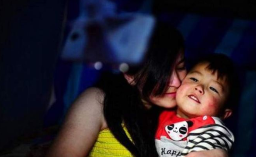 24岁外国女大学生倒追45岁农民工，今已成婚生子，计划在成都买房