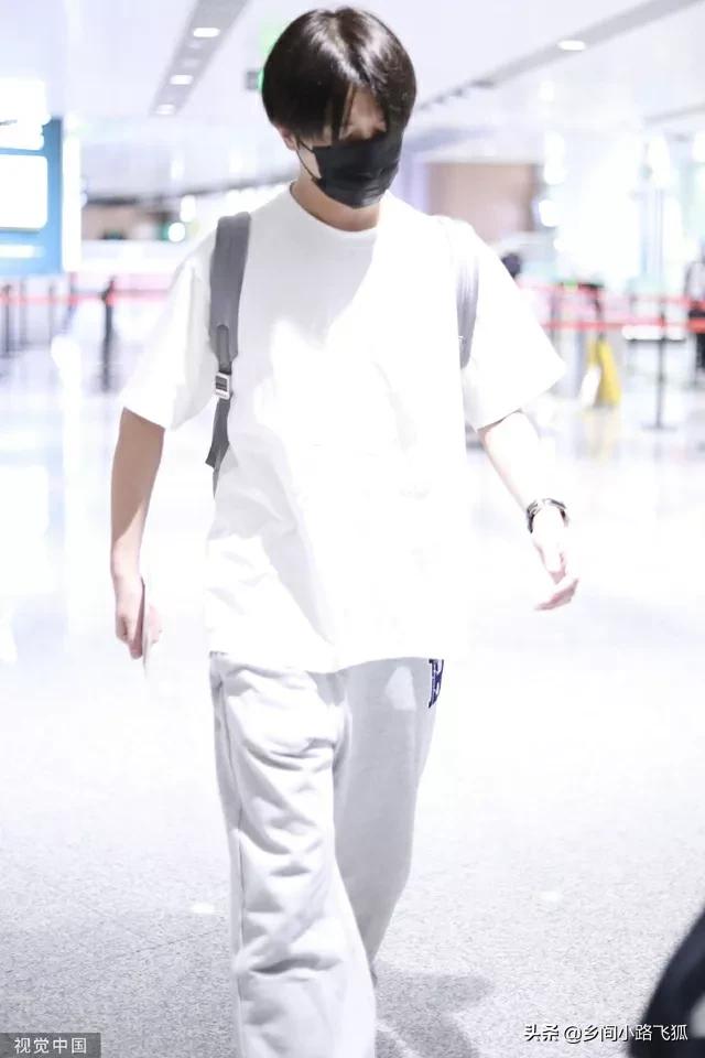 INTO1成员伯远机场出发 留中分发型造型清爽