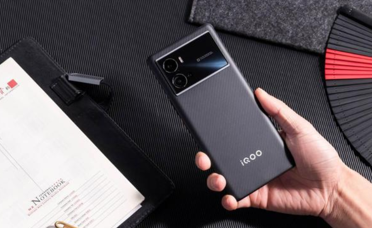 限时直降800，12GB+4nm芯+独显芯片+2K屏，还有微云台双主摄